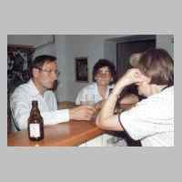 080-2119 7. Treffen vom 21.-23. August 1992 in Loehne - An der Bar Bernhard Thiel, Charlotte Billib, geb. Kugland und Inge.JPG